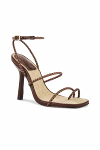 Los mejores zapatos de mujer que estilizan hoy 12 Sandalias trenzadas fabricadas en Brasil con suela de cuero y punta cuadrada.