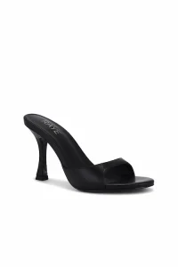 Los mejores zapatos de mujer que estilizan hoy 18 Zapatos destalonados de cuero con punta de almendra. Estilo de meter con plantilla y forro de cuero. Suela sintetica