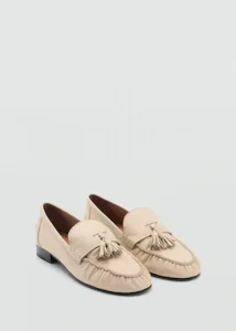 Mocasines de mujer con estilo: guía para combinarlos 8 Zapatos planos de piel de cabra 100 con borlas. Punta redonda y sin cierre. Calzado con forro interior