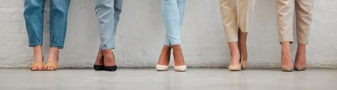 Largo del pantalón de mujer según tu calzado favorito 1 trendy fashionable stylish women standing row design marketing stylist job interview casual elegant cool young professional females organized ready waiting line 1