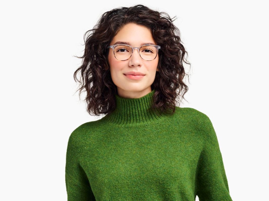 Monturas de lentes para mujer modernas: elige tu estilo 24 mujer con lentes y sueter verde