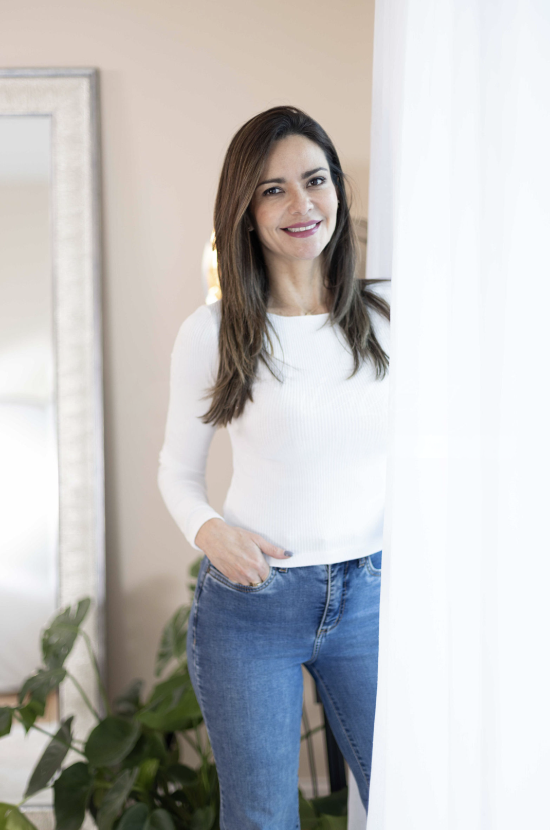 Patricia Ibarra moda y estilo viendo a la ventana